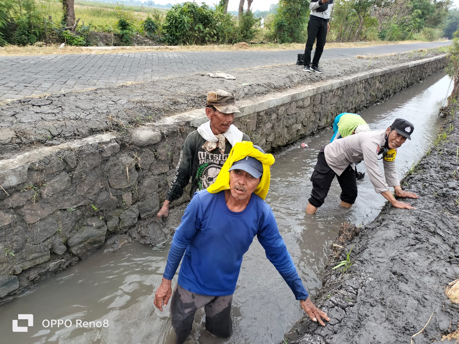 Polri Peduli Lingkungan, Polres Pasuruan Bersama Warga Bersihkan Sampah Sungai