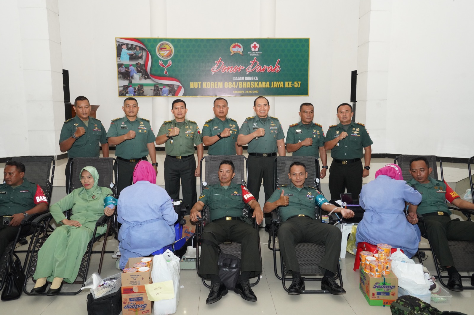 Prajurit TNI, PNS dan Persit Ikuti Donor Darah Dalam Rangka HUT ke-57 Korem 084/BJ