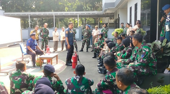 Pangkalan TNI Angkatan Laut (LANAL) melaksanakan latihan bersama pemadam kebakaran