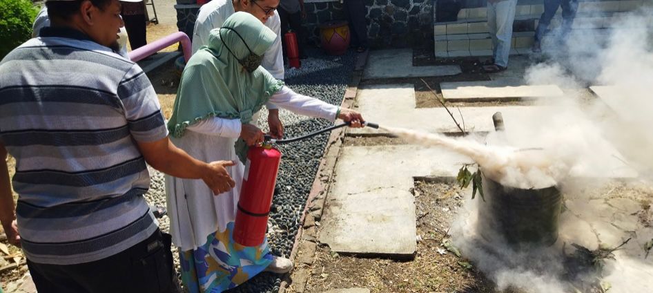 PPNS Berikan Pelatihan dan Simulasi Penanggulangan Kebakaran Ringan pada Permukiman Padat Penduduk