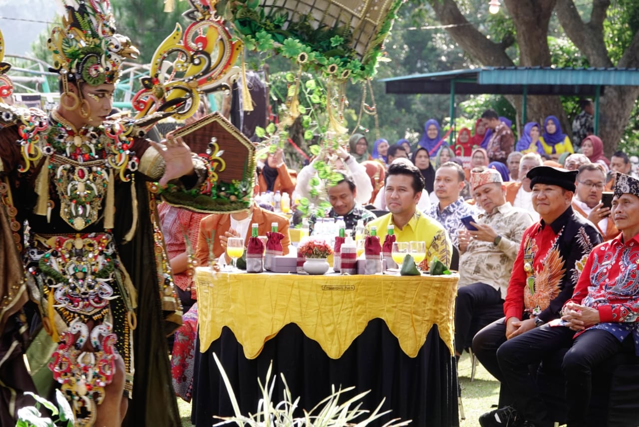 Di Jambore Batik Jatim, Wagub Emil Ajak Masyarakat Perkuat Citra Batik Di Mata Dunia