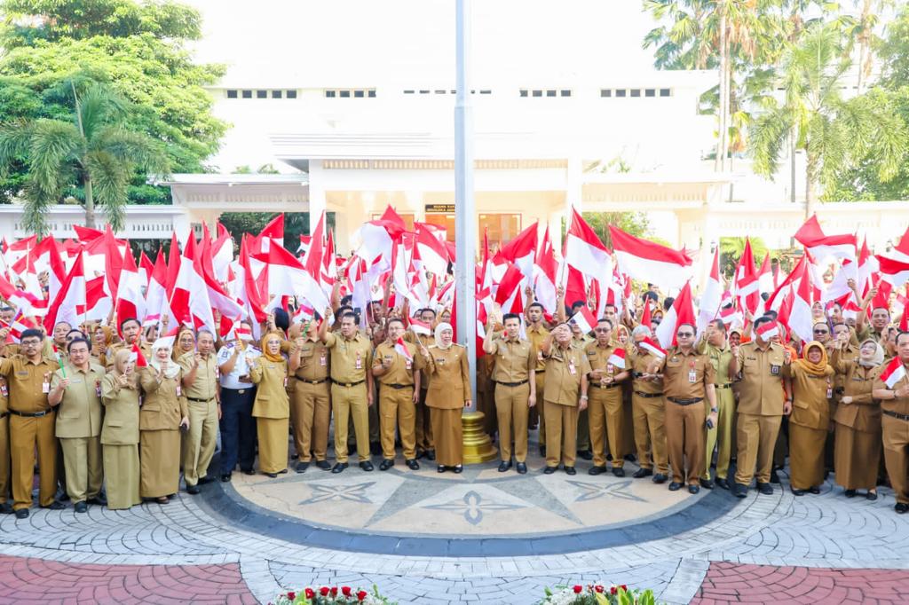 Sambut Bulan Kemerdekaan RI, Gubernur Khofifah Ajak Masyarakat Kibarkan Bendera Merah Putih Mulai Besok