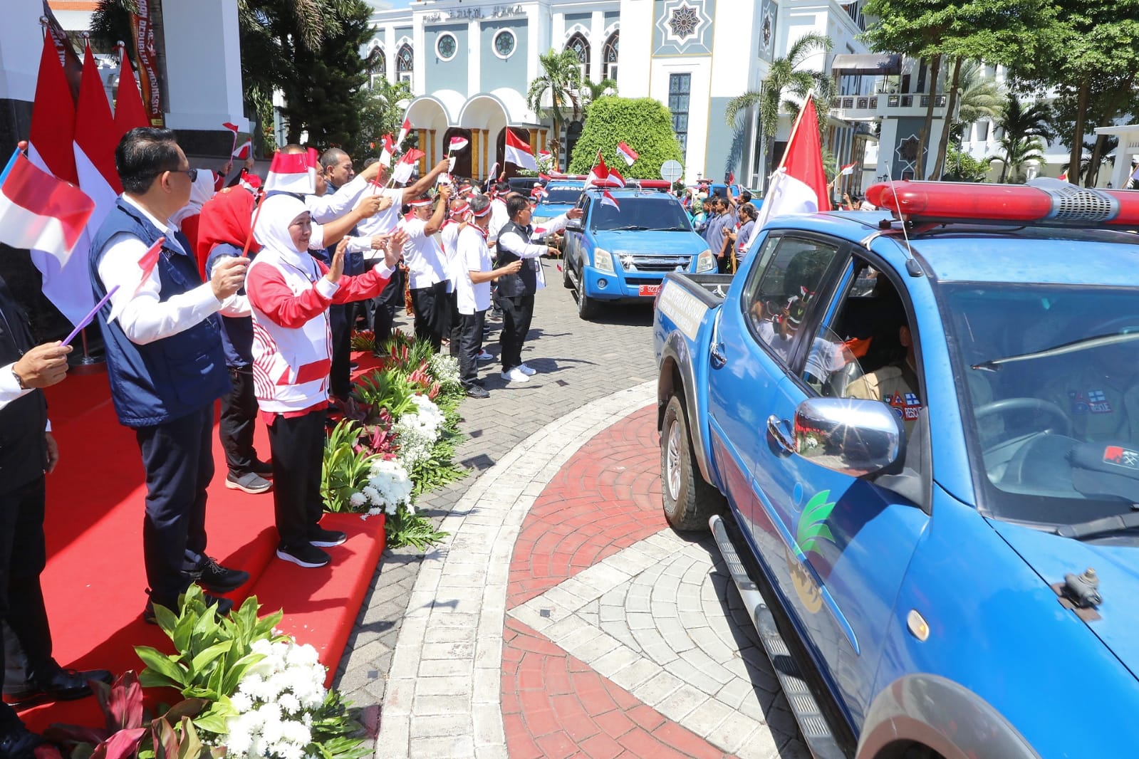 Berangkatkan TKSK dan TAGANA, Gubernur Khofifah Salurkan Tali Asih untuk Keluarga Pahlawan dan Perintis Kemerdekaan