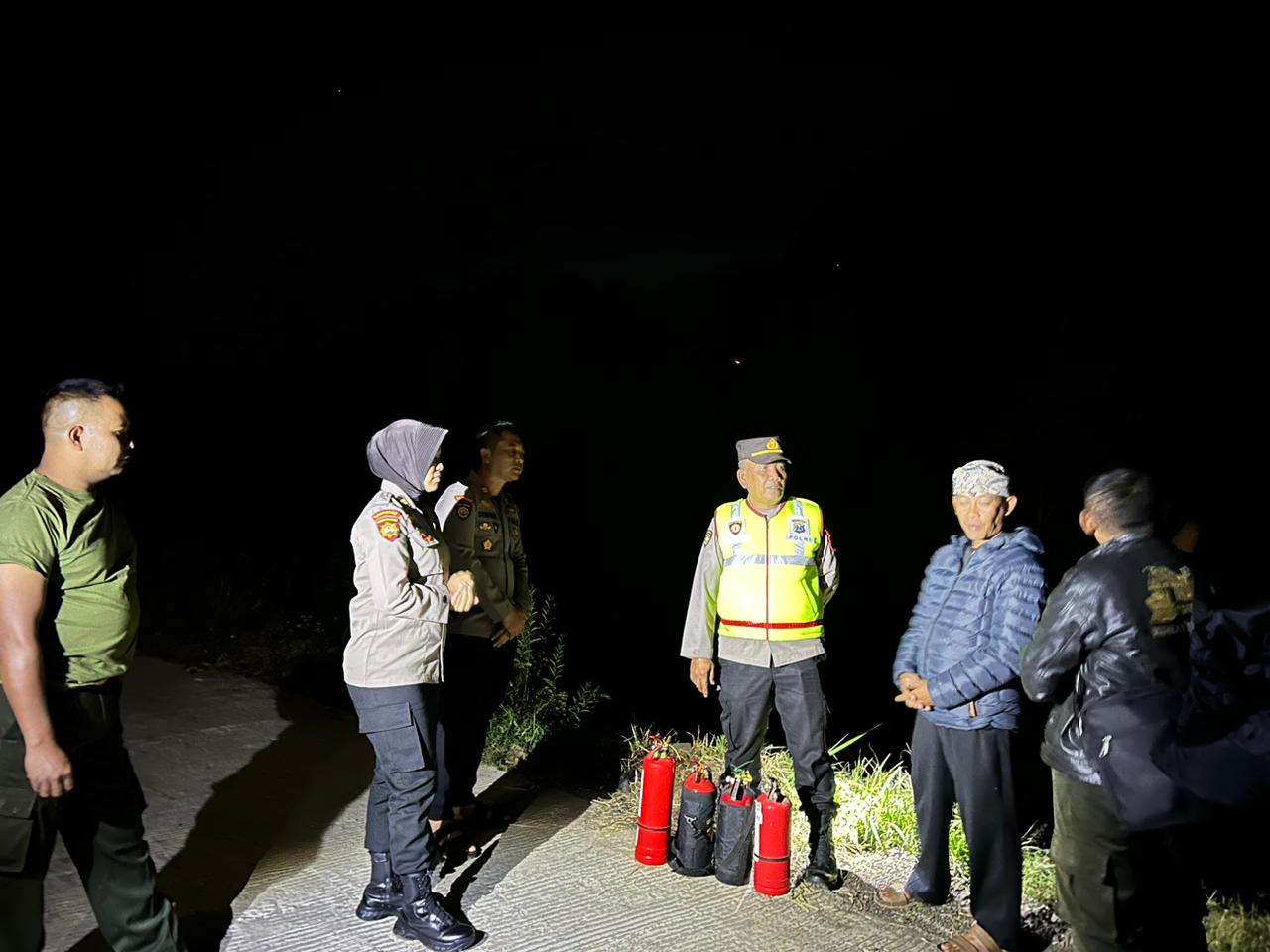 Gercep, Polisi Bersama TNI dan RPH Berhasil Padamkan Karhutla di Gunung Lingga Probolinggo