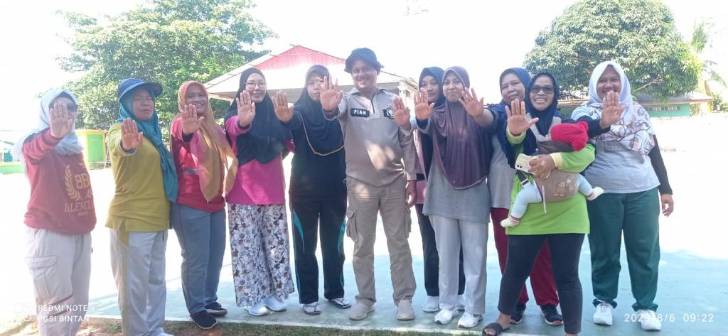 SatresNarkoba Bintan lakukan Goro Bersama warga  di kampung tangguh Natkoba Di Desa. Teluk Sasah Kec. Seri Kuala Lobam, Kab. Bintan-Kepri