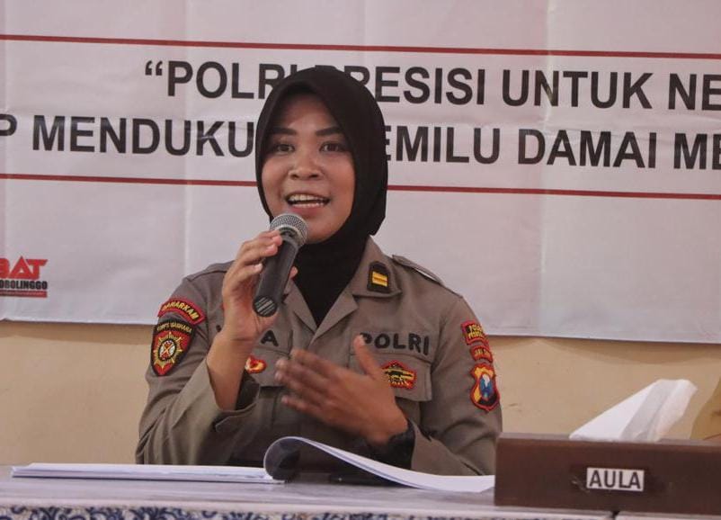 Tangkal Berita Hoax, ‘Srikandi Hebat’ Polres Probolinggo Datangi Sekolah