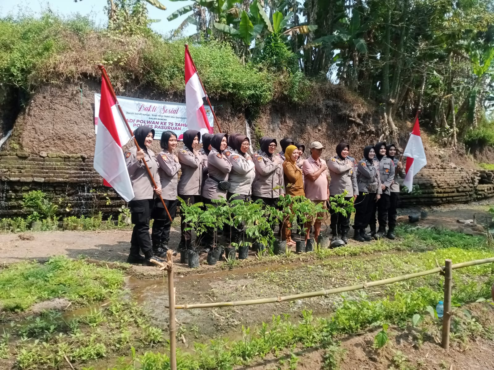 Polwan Polres Pasuruan Gelar Bakti Sosial Dan Bakti Religi Dalam Rangka Hari Jadi Polwan Ke-75