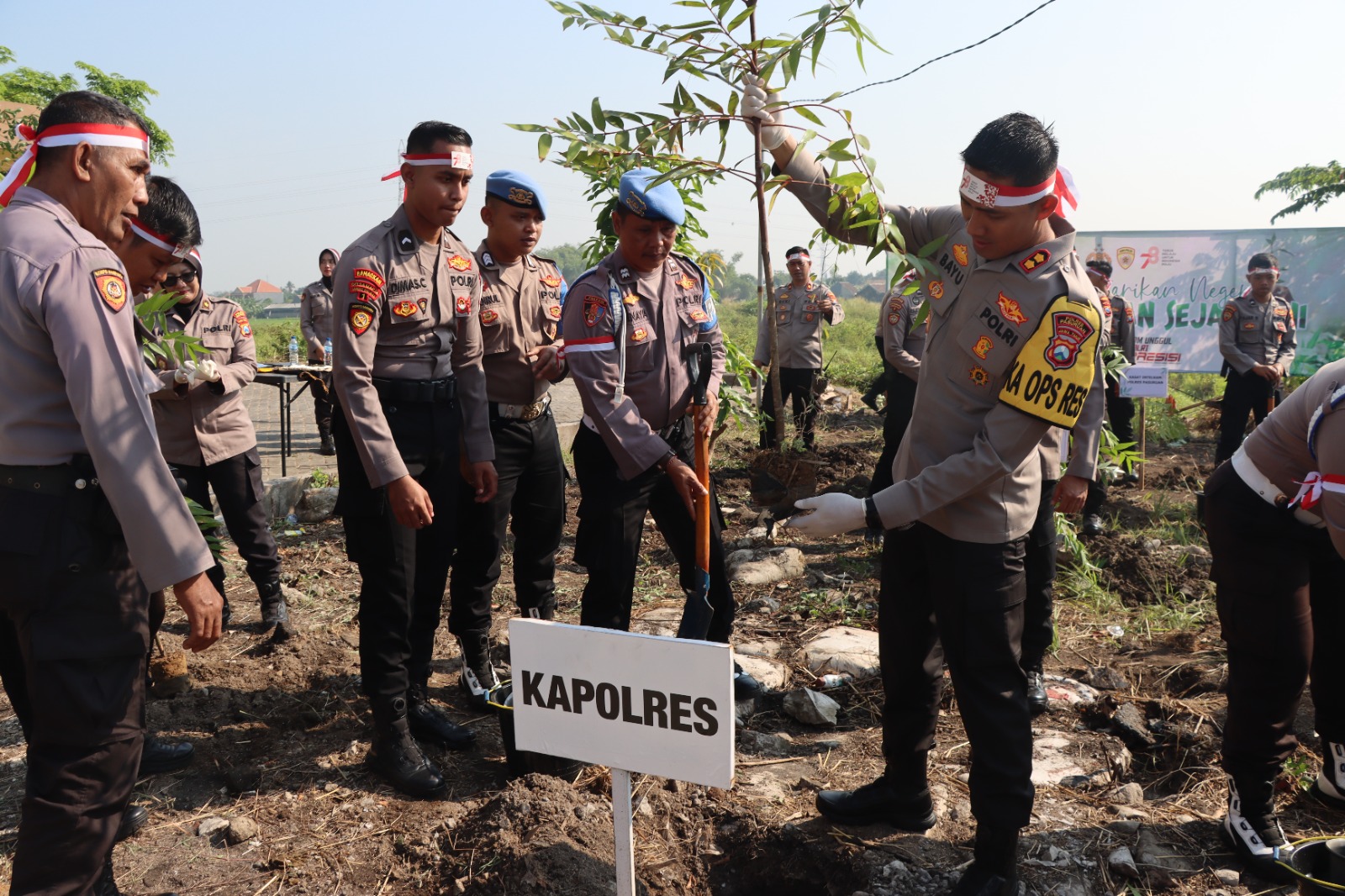 Hijaukan Bumi, Kapolres Pasuruan Tanam Ratusan Bibit Pohon Penghijauan