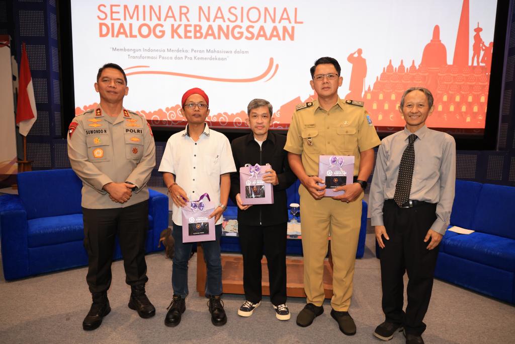 hadiri Seminar Nasional Dialog Kebangsaan, Kapolda DIY: mahasiswa merupakan penggerak perubahan menuju Indonesia Emas 2045.