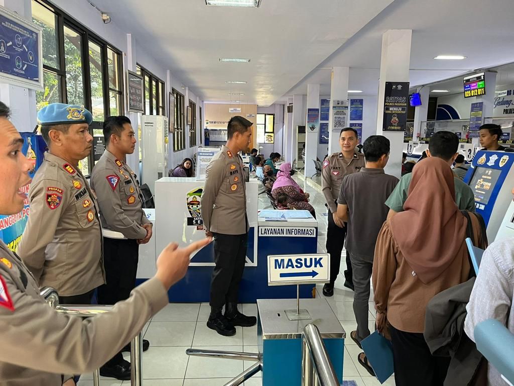 Demi Kepuasan Masyarakat, Kapolres Pasuruan Cek Kesiapan Petugas Pelayanan SIM Di Kantor Satpas