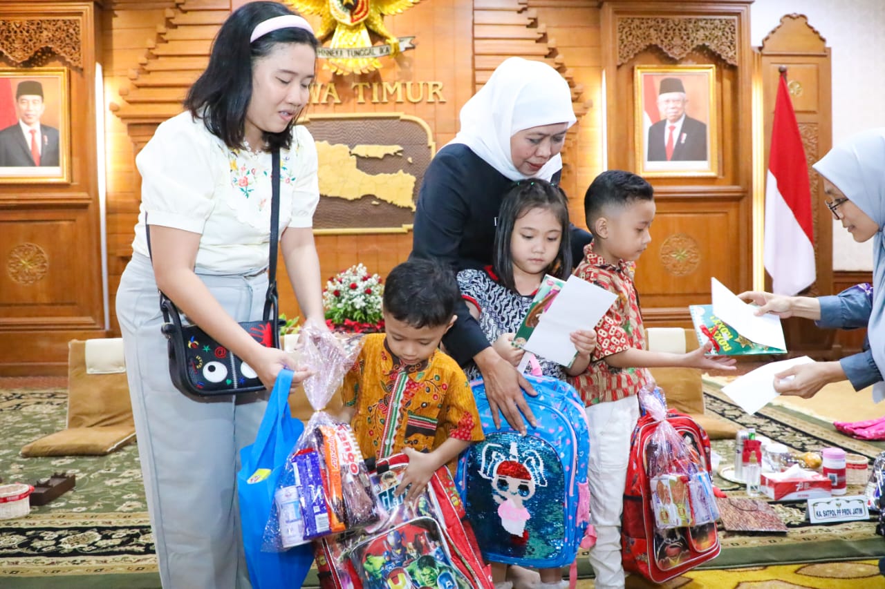 Tertangkap Kamera saat Upacara HUT ke-78 RI, Gubernur Khofifah Undang Anak-anak Terpilih jadi Tamu Spesial di Grahadi