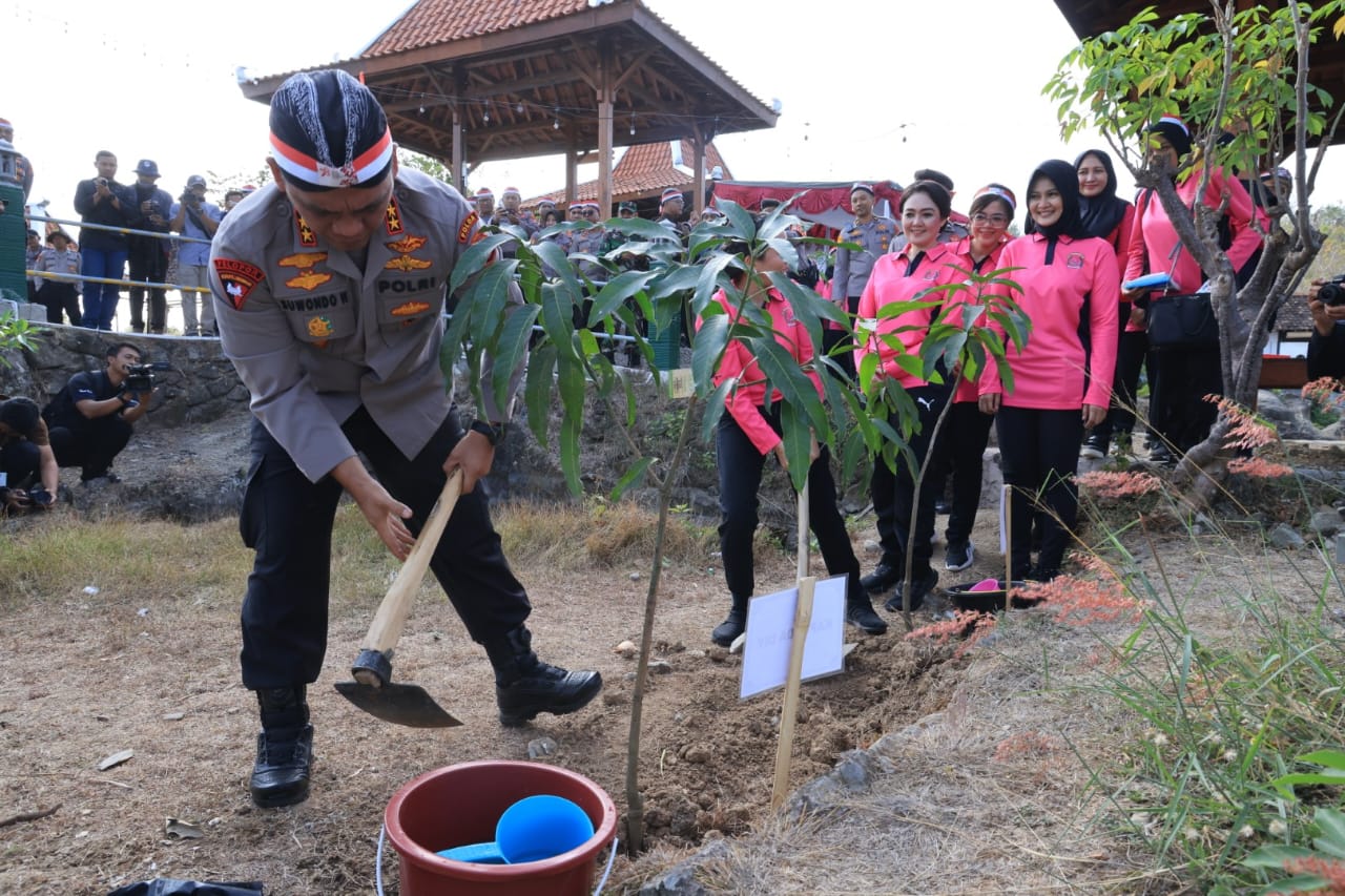 Wujud Kepedulian dan Kontribusi Polri Menjaga Ekosistem, Polda DIY Tanam Ribuan Pohon