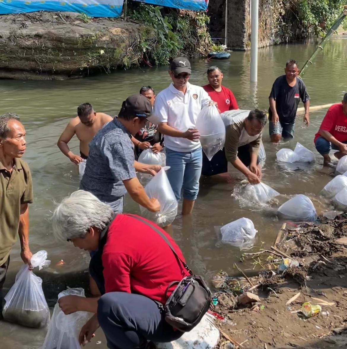 Aktivis Muda Bambang Kusminto Tebar Ribuan Benih Ikan di Sungai Winongo