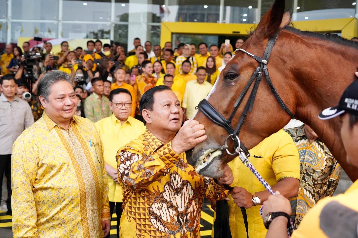 Airlangga Beri Hadiah Kuda Untuk Prabowo, Simbol Lari Kencang Menuju Indonesia Maju