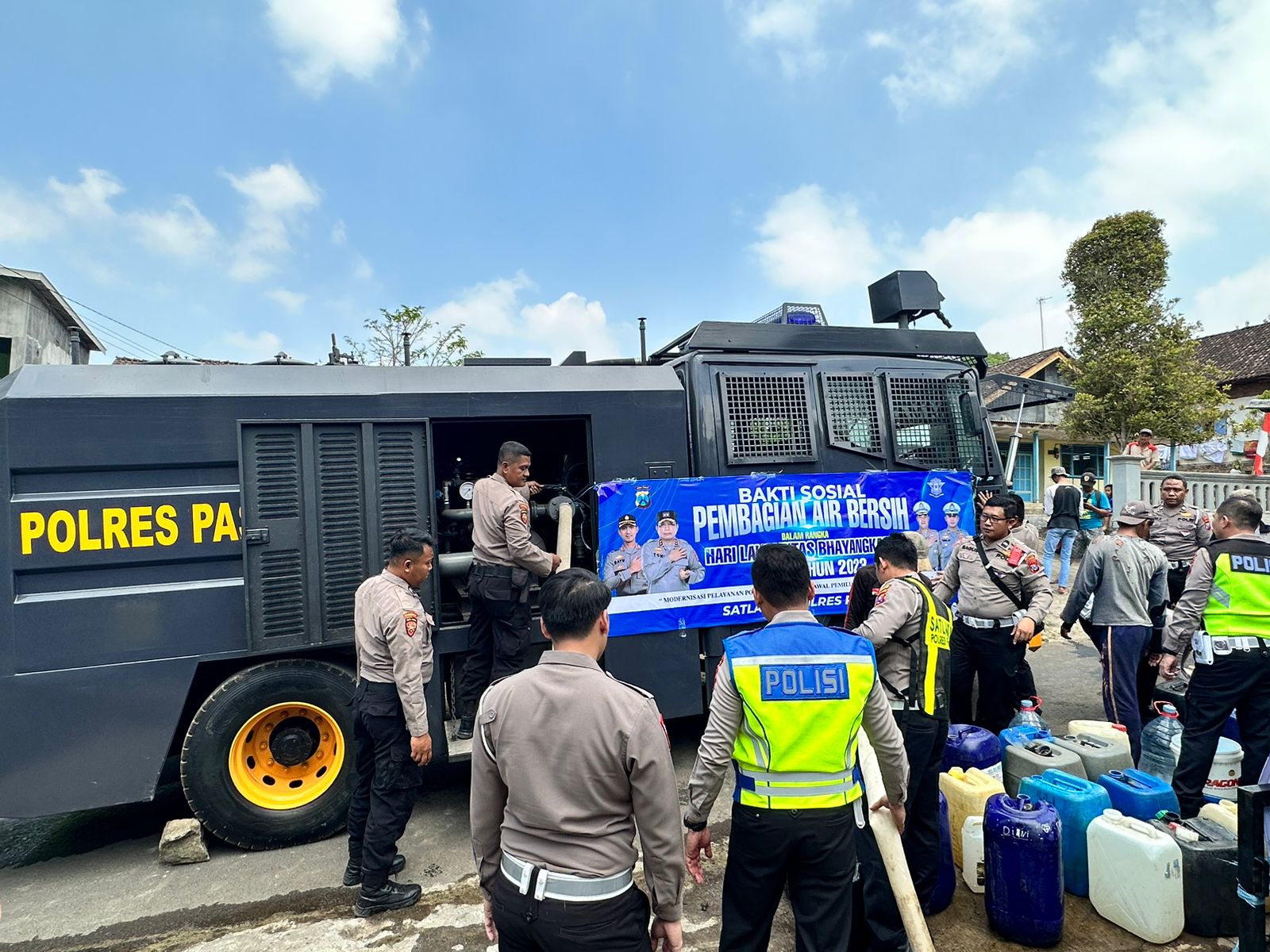 Sambut Hari Lalu Lintas Bhayangkara Ke-68, Polres Pasuruan Salurkan Air Bersih Untuk Masyarakat