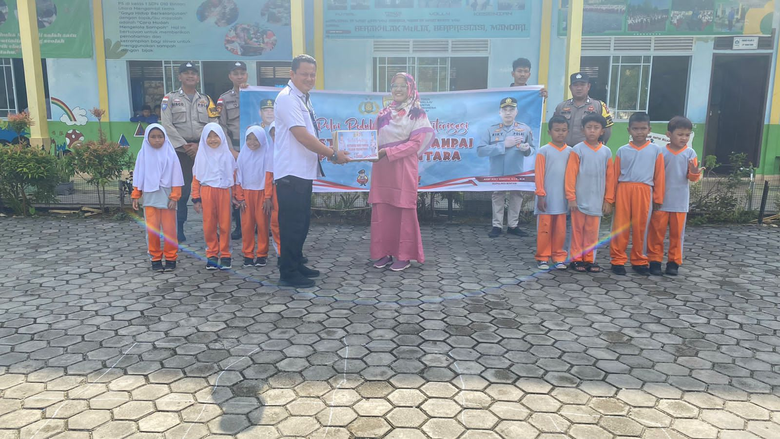 PELAKSANAAN KEGIATAN DISTRIBUSI BUKU SAMPAI KE PELOSOK NEGRI SEBAGAI UPAYA MENINGKATKAN BUDAYA LITERASI INDONESIA DI WILAYAH HUKUM POLRES BINTAN