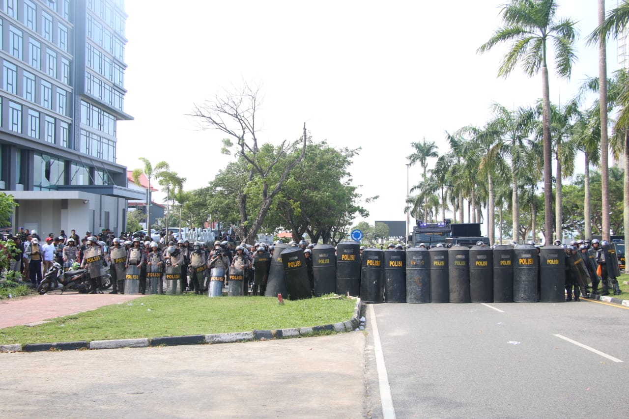 Polresta Barelang dan Polda Kepri Amankan 43 Orang Yang Diduga Sebagai Pelaku Kekerasan Terhadap Petugas, Pengerusakan Pagar dan Kaca gedung Kantor BP Batam Serta Pelemparan Petugas Dalam Aksi Unjuk Rasa di Kantor BP Batam