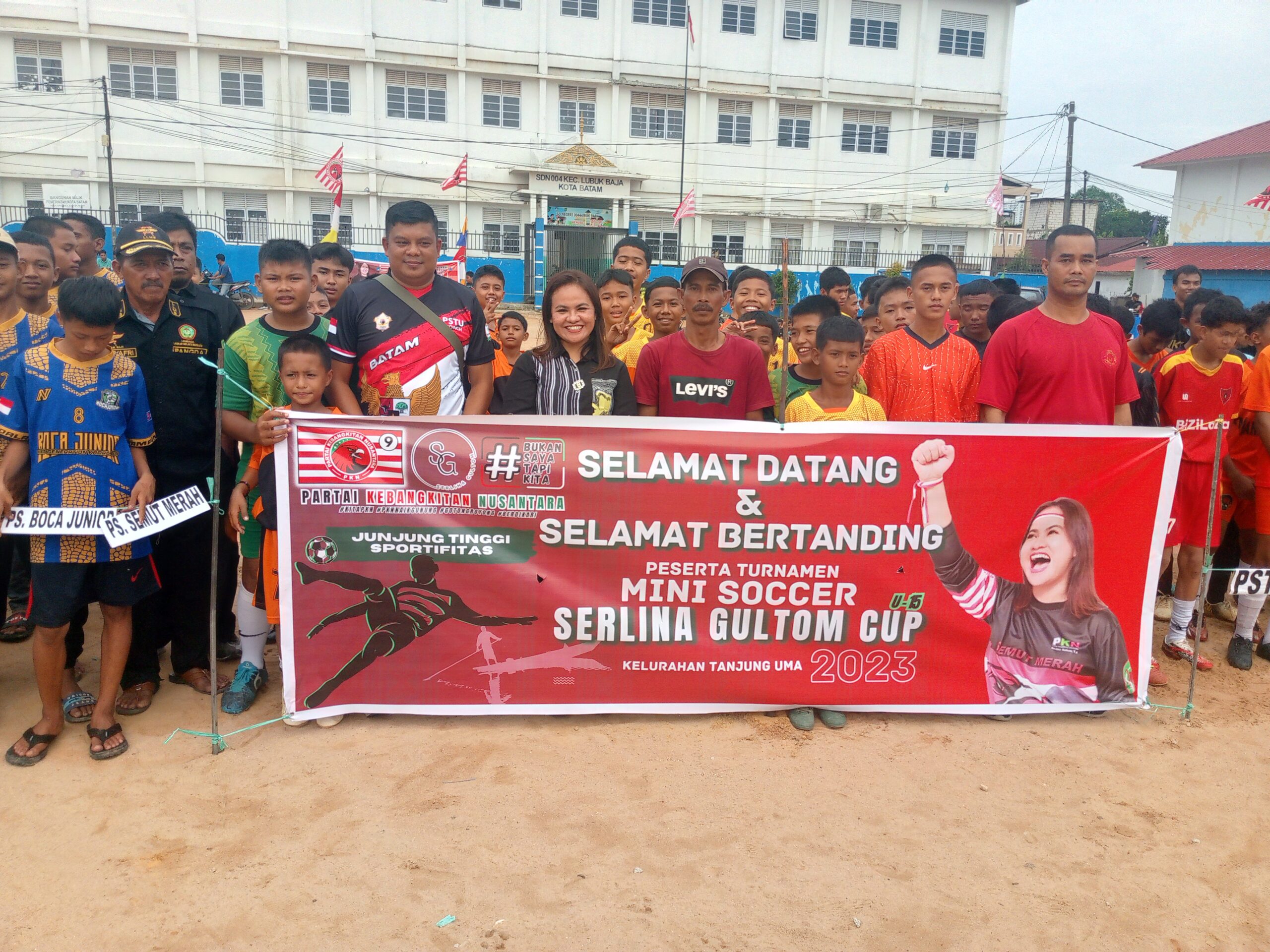 SERLINA GULTOM Caleg PKN DPRD kota BATAM Dapil I Lubuk baja – Batam kota, Buka Turnamen MINI SOCCER SERLINA GULTOM CUP I DI TANJUNG UMA