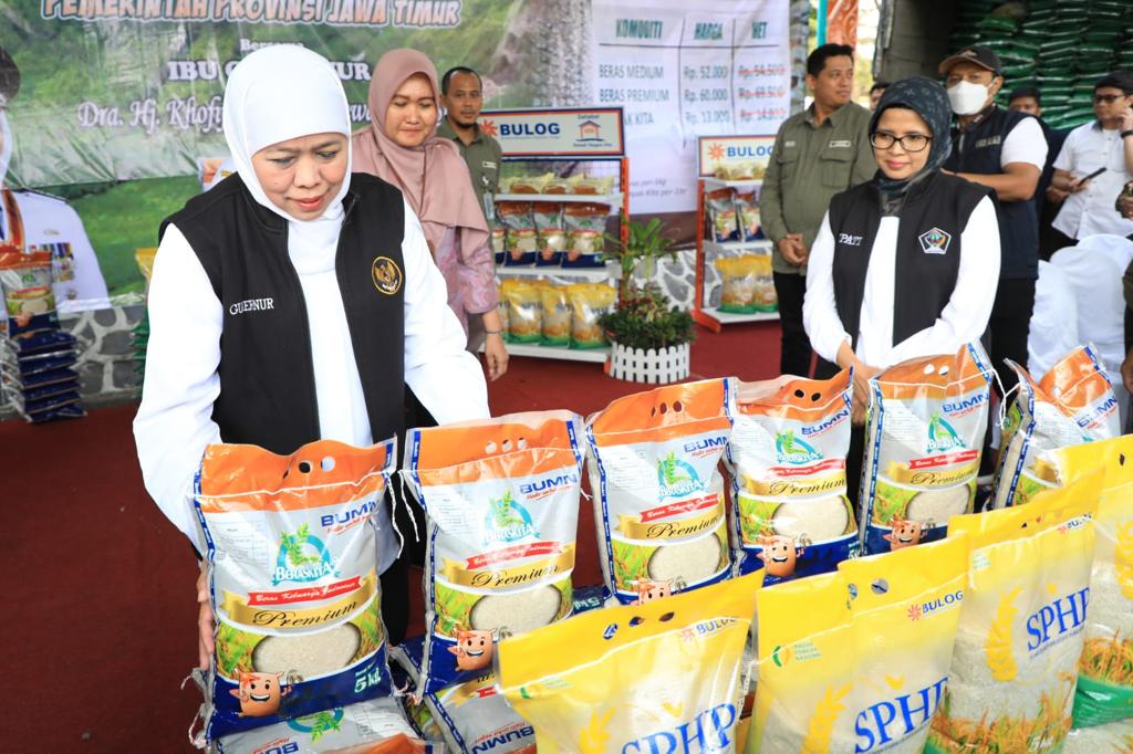 Ringankan Beban Masyarakat, Khofifah Gelontorkan Bansos di Kabupaten Blitar