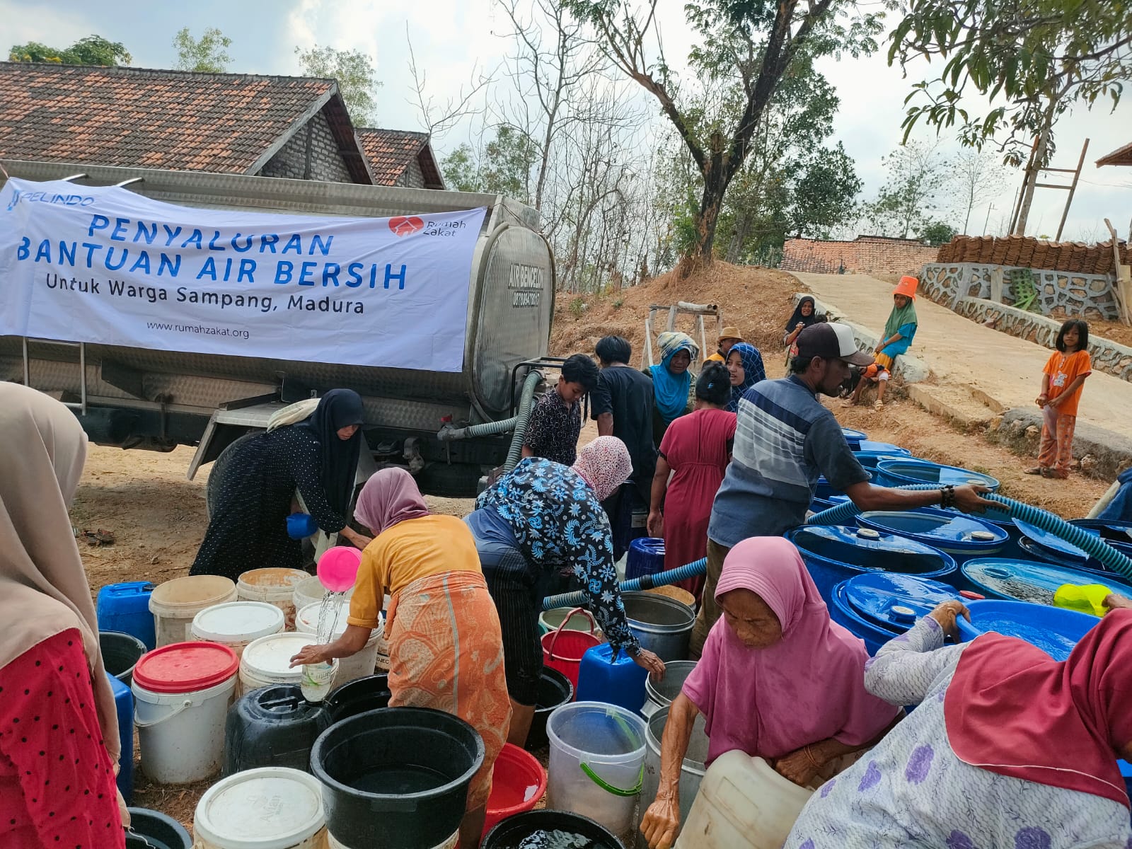 Warga Madura Alami Kekeringan, Pelindo Kirim Bantuan Kebutuhan Dasar Air Bersih