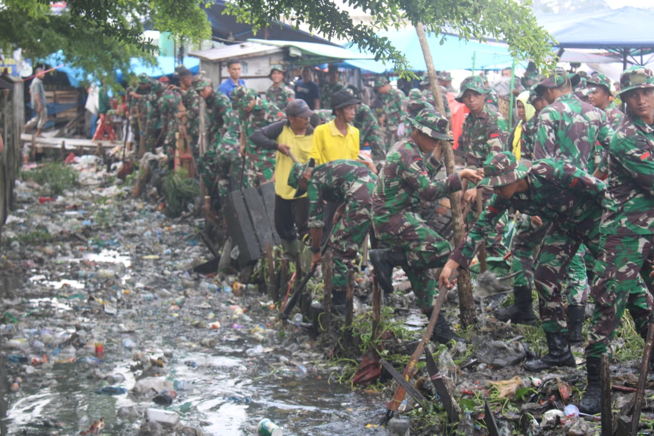 Guna Cegah Banjir, Kodim 0301/Pbr Bersama Stakeholder Laksanakan Aksi Bersih Pasar Pagi Arengka