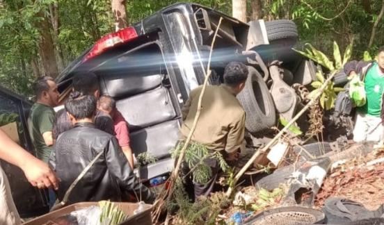 Mobil Elf Terperosok Kedalam Jurang Cinomati, 13 Penumpang Luka Luka, 1 Meninggal Dunia