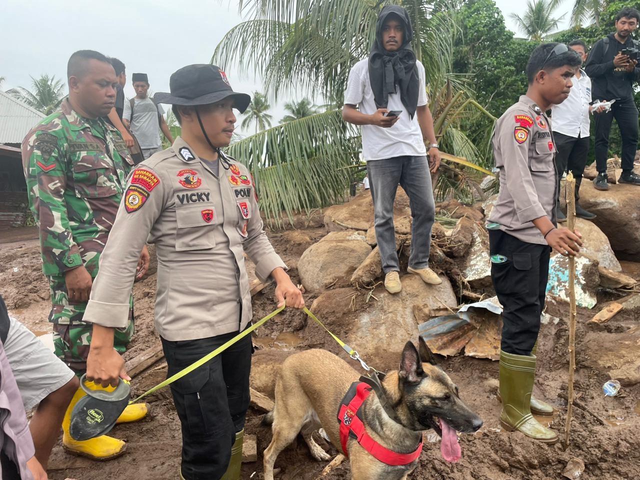 Polri Kerahkan 102 Personel dan Satu Anjing K9 Cari Korban Longsor di Kelurahan Rua, Ternate