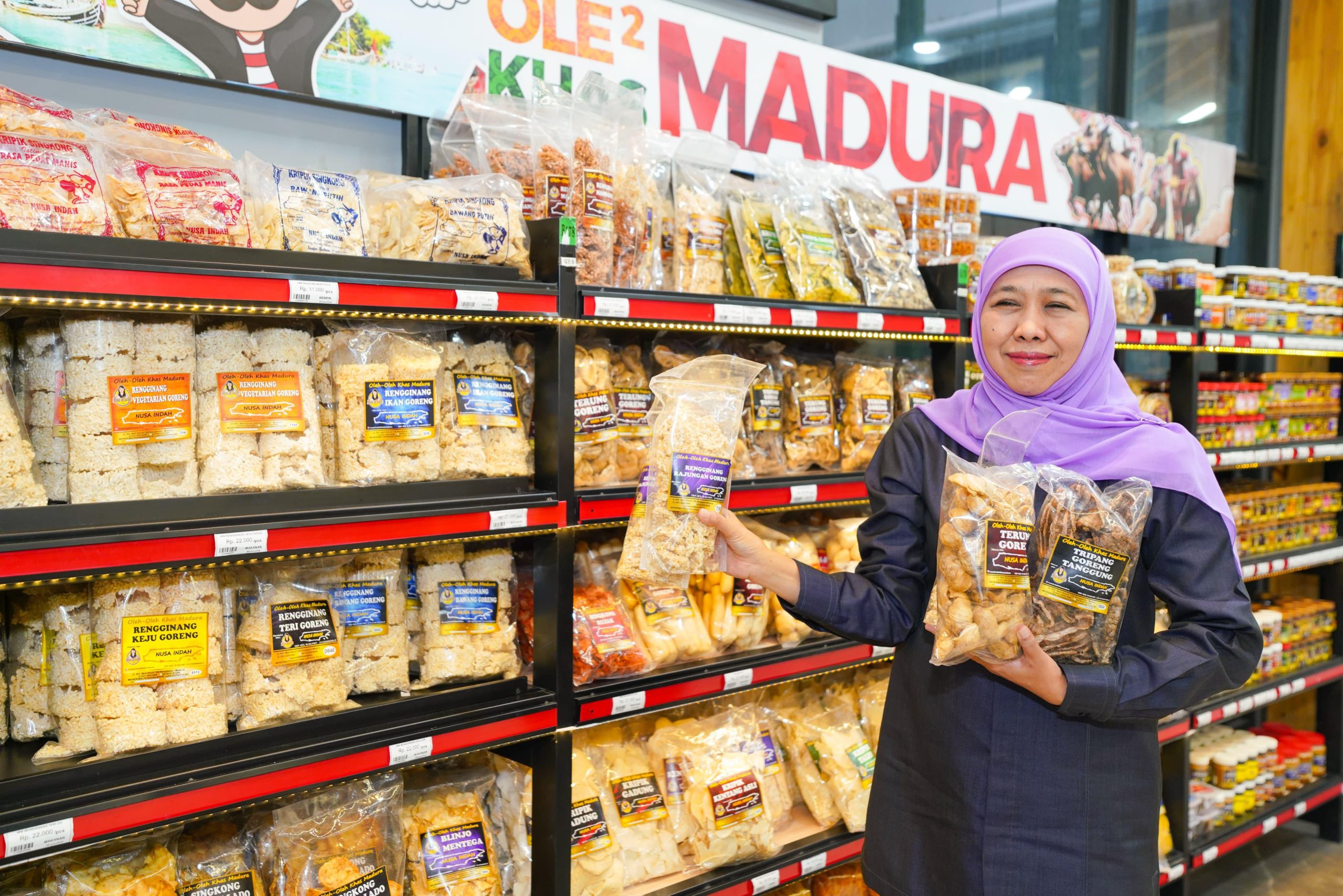 Kagumi Aneka Produk Mamin di Pusat Oleh-Oleh Bu Rudy, Khofifah: UMKM Berkontribusi 59,18% Bagi PDRB Jatim