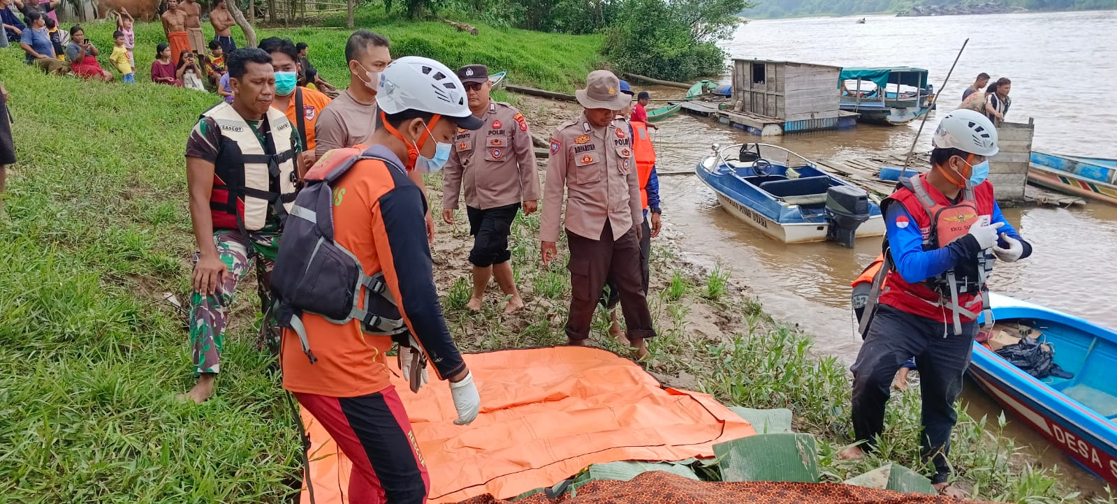 Saat Di temukan jasad wanita” tengalam di Sungai melawi telah di Evakuasi oleh Tim.