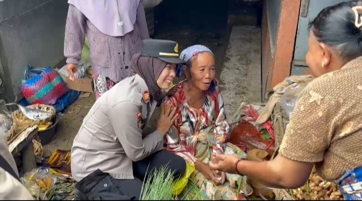 Polisi Datangi Nenek Penjual Rempah yang Ditipu Pembeli Pakai Uang Mainan di Pamekasan Senyum Riang Polisi Datangi Nenek Penjual Rempah yang Ditipu Pembeli Pakai Uang Mainan di Pamekasan Senyum Riang