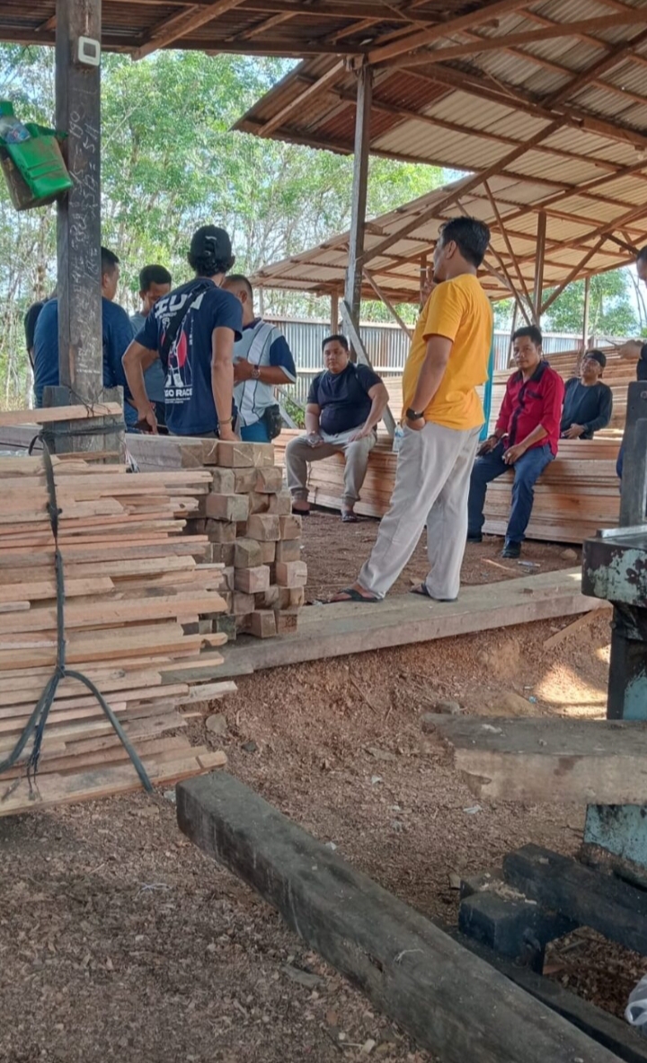 Reskrimsus Polda Kalbar Amankan Ratusan Batang Kayu, Berbagai Olahan di Salah Satu Jalan Sertu Nanga Pinoh Kabupaten Melawi Reskrimsus Polda Kalbar Amankan Ratusan Batang Kayu, Berbagai Olahan di Salah Satu Jalan Sertu Nanga Pinoh Kabupaten Melawi